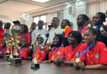 Handball : le ministre Mamadou Cellou Baldé reçoit les équipes nationales cadette et Junior, championnes du monde du trophée IHF de leur catégorie!